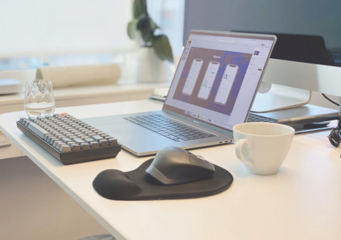 Personne consultant ses finances sur tablette avec des graphiques de budget